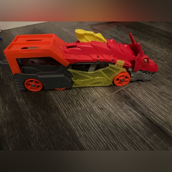 Hot Wheels Dragon Launch Transporter Vehicle - Picture 2 of 7